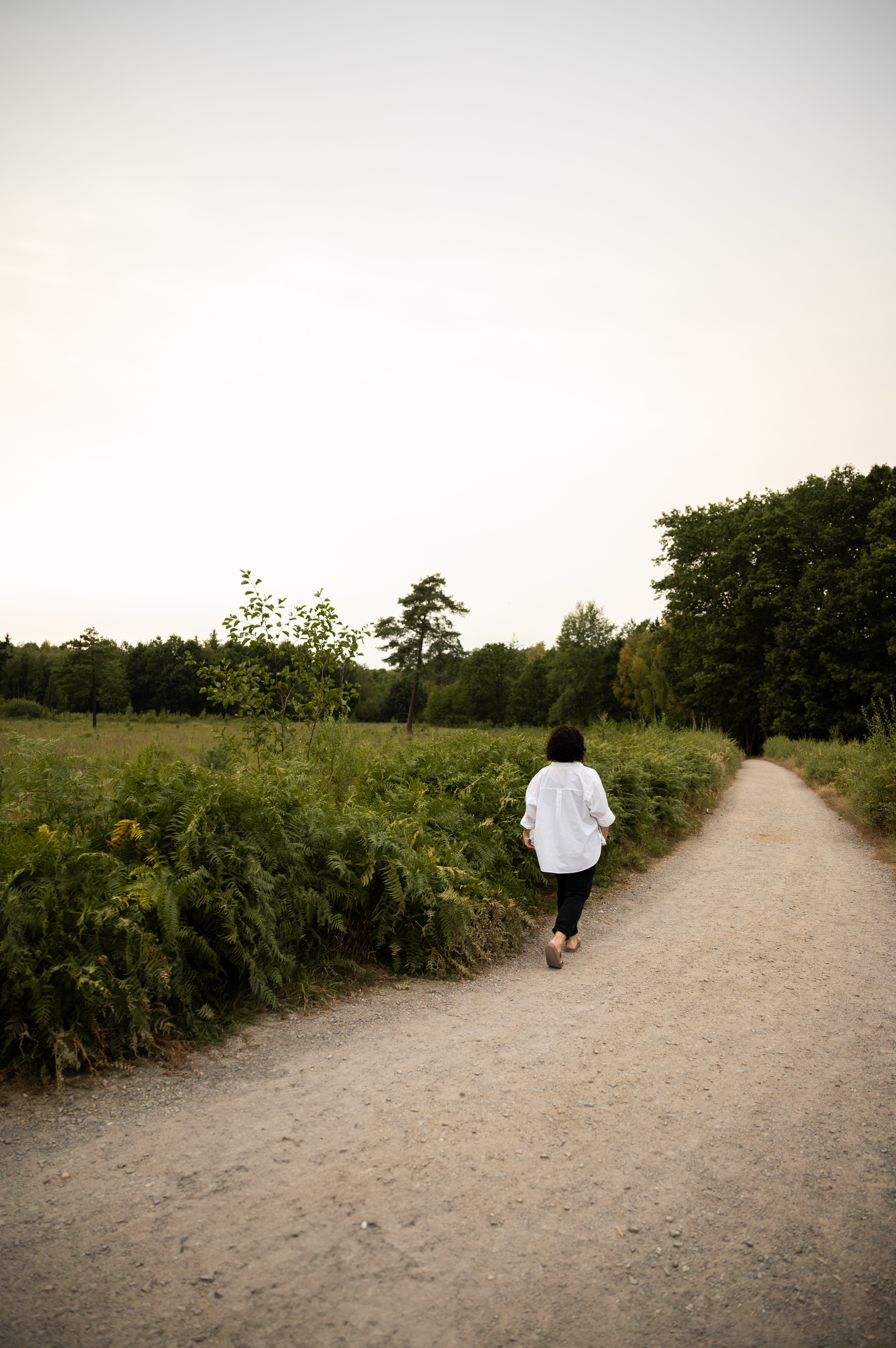 Sonja Sträßer geht einen Feldweg entlang